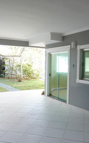 Casa para alugar com 232m², 4 quartos e 10 vagasgaragem e varanda