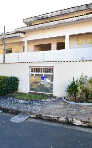 Casa à venda com 600m², 5 quartos e 4 vagasFachada / Placa