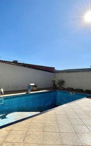Casa à venda com 500m², 3 quartos e 6 vagas Casa à venda com 500m², 3 quartos e 6 vagasPiscina