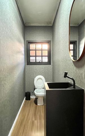 Casa à venda com 500m², 3 quartos e 6 vagas Casa à venda com 500m², 3 quartos e 6 vagasLavabo