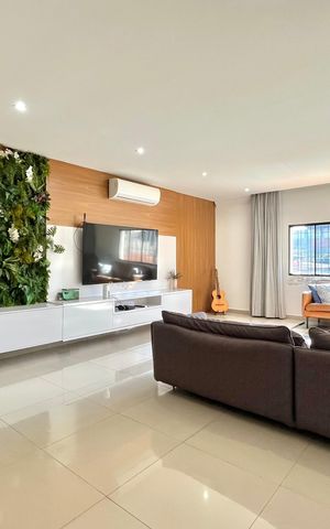 Casa à venda com 500m², 3 quartos e 6 vagas Casa à venda com 500m², 3 quartos e 6 vagasSala