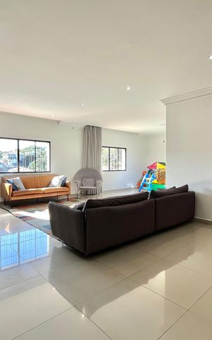Casa à venda com 500m², 3 quartos e 6 vagas Casa à venda com 500m², 3 quartos e 6 vagasSala