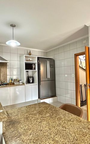 Casa à venda com 500m², 3 quartos e 6 vagas Casa à venda com 500m², 3 quartos e 6 vagasCozinha