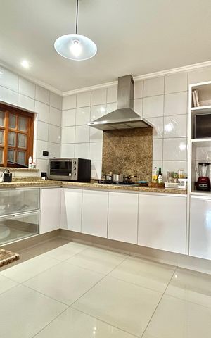 Casa à venda com 500m², 3 quartos e 6 vagas Casa à venda com 500m², 3 quartos e 6 vagasCozinha