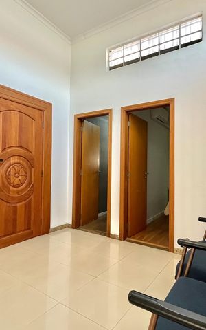 Casa à venda com 500m², 3 quartos e 6 vagas Casa à venda com 500m², 3 quartos e 6 vagasEntrada