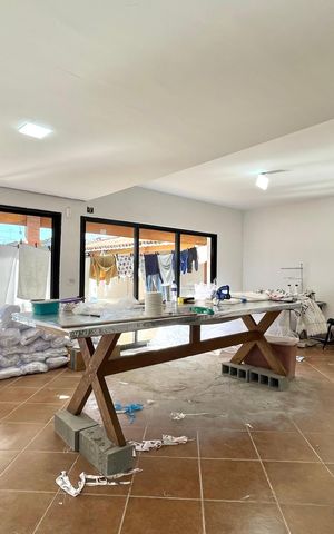 Casa à venda com 500m², 3 quartos e 6 vagas Casa à venda com 500m², 3 quartos e 6 vagasSalão