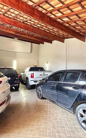 Casa à venda com 500m², 3 quartos e 6 vagas Casa à venda com 500m², 3 quartos e 6 vagasGaragem