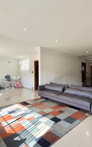 Casa à venda com 500m², 3 quartos e 6 vagas Casa à venda com 500m², 3 quartos e 6 vagasSala