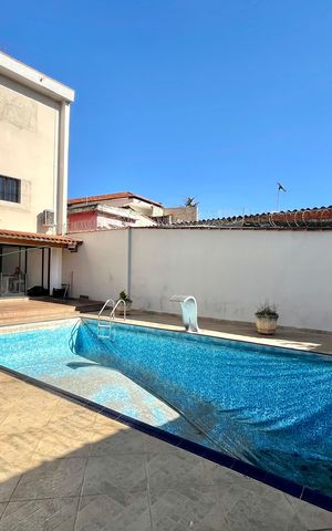 Casa à venda com 500m², 3 quartos e 6 vagas Casa à venda com 500m², 3 quartos e 6 vagasPiscina
