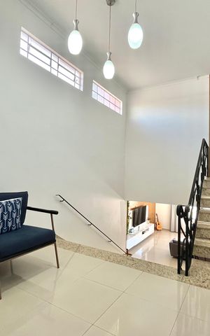 Casa à venda com 500m², 3 quartos e 6 vagas Casa à venda com 500m², 3 quartos e 6 vagasEntrada