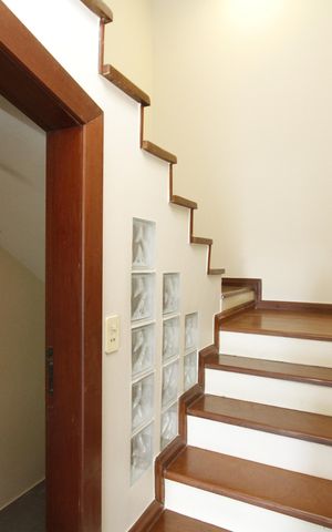 Casa à venda com 250m², 4 quartos e 3 vagasEscada