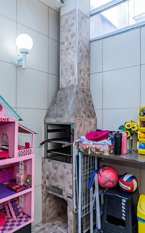 Casa à venda com 93m², 2 quartos e 1 vagaÁrea de Serviço