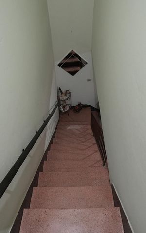 Casa à venda com 109m², 2 quartos e 2 vagasEscada