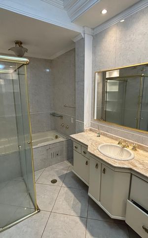 Casa para alugar com 240m², 2 quartos e 2 vagas Casa para alugar com 240m², 2 quartos e 2 vagasBanheiro social