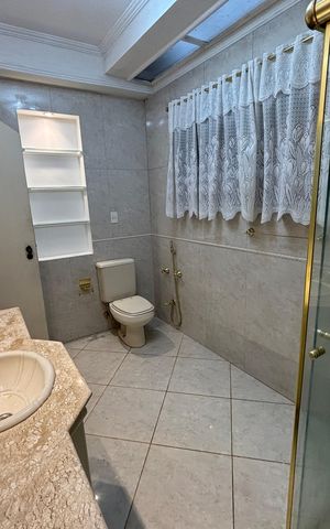 Casa para alugar com 240m², 2 quartos e 2 vagas Casa para alugar com 240m², 2 quartos e 2 vagasBanheiro social