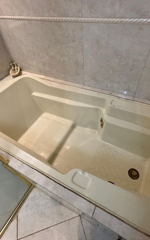 Casa para alugar com 240m², 2 quartos e 2 vagas Casa para alugar com 240m², 2 quartos e 2 vagasBanheiro social