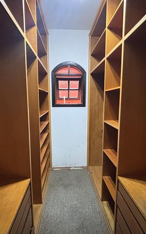 Casa para alugar com 240m², 2 quartos e 2 vagas Casa para alugar com 240m², 2 quartos e 2 vagasCloset da suite