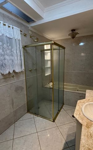 Casa para alugar com 240m², 2 quartos e 2 vagas Casa para alugar com 240m², 2 quartos e 2 vagasBanheiro social