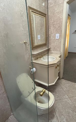 Casa para alugar com 240m², 2 quartos e 2 vagas Casa para alugar com 240m², 2 quartos e 2 vagasBanheiro da suíte