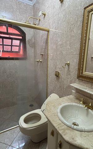 Casa para alugar com 240m², 2 quartos e 2 vagas Casa para alugar com 240m², 2 quartos e 2 vagasBanheiro da suite