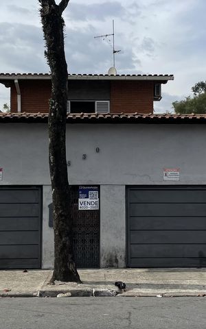 Casa à venda com 250m², 4 quartos e 2 vagas Casa à venda com 250m², 4 quartos e 2 vagasFachada + Placa