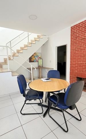 Casa para alugar com 320m², 4 quartos e 6 vagas Casa para alugar com 320m², 4 quartos e 6 vagasSala