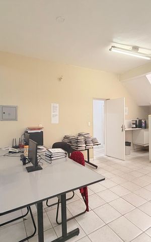 Casa para alugar com 320m², 4 quartos e 6 vagas Casa para alugar com 320m², 4 quartos e 6 vagasSala
