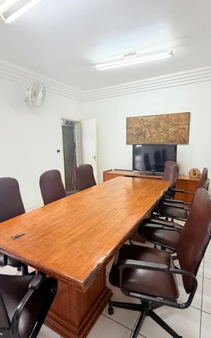 Casa para alugar com 320m², 4 quartos e 6 vagas Casa para alugar com 320m², 4 quartos e 6 vagasQuarto