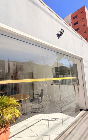 Casa para alugar com 320m², 4 quartos e 6 vagas Casa para alugar com 320m², 4 quartos e 6 vagasFachada
