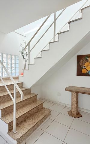 Casa para alugar com 320m², 4 quartos e 6 vagas Casa para alugar com 320m², 4 quartos e 6 vagasSala