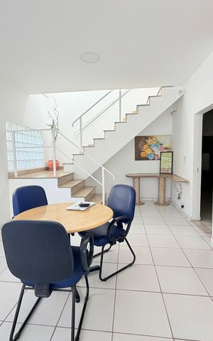Casa para alugar com 320m², 4 quartos e 6 vagas Casa para alugar com 320m², 4 quartos e 6 vagasSala