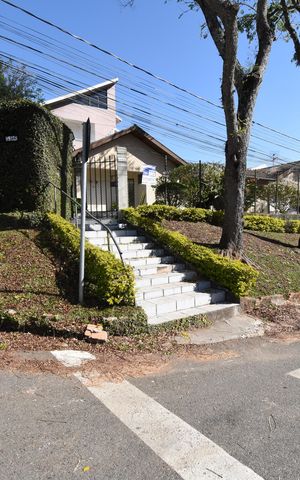 Casa para alugar com 220m², 4 quartos e 2 vagasFachada