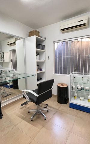 Casa à venda com 228m², 2 quartos e 1 vagaSalão - Terreo casa