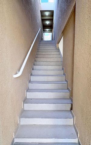 Casa de condomínio para alugar com 80m², 2 quartos e 1 vaga Casa de condomínio para alugar com 80m², 2 quartos e 1 vagaEscada de Entrada