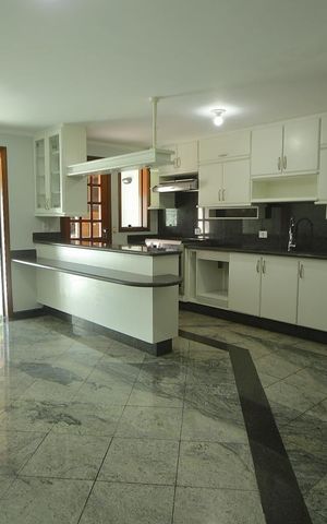 Casa à venda com 308m², 3 quartos e 3 vagasCozinha 