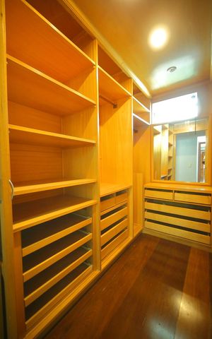 Casa à venda com 308m², 3 quartos e 3 vagasCloset Suíte 1 