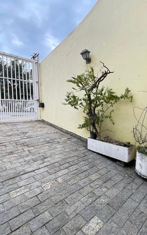 Casa à venda com 264m², 3 quartos e 3 vagas Casa à venda com 264m², 3 quartos e 3 vagasFachada