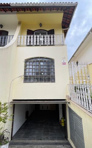 Casa à venda com 264m², 3 quartos e 3 vagas Casa à venda com 264m², 3 quartos e 3 vagasFachada