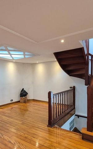 Casa à venda com 241m², 3 quartos e 4 vagas Casa à venda com 241m², 3 quartos e 4 vagasSala