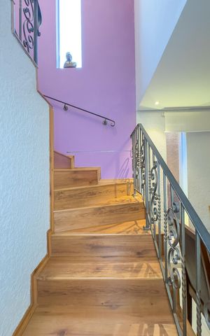 Casa para alugar com 150m², 2 quartos e 2 vagasEscada