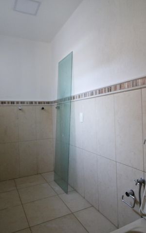 Casa de condomínio à venda com 597m², 4 quartos e 4 vagasBanheiro do quintal