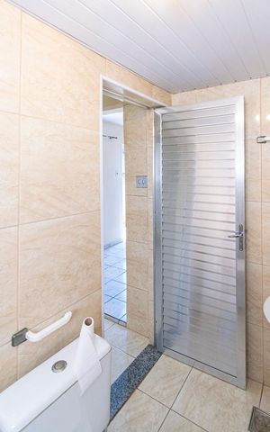 Casa à venda com 128m², 2 quartos e sem vaga Casa à venda com 128m², 2 quartos e sem vagaBanheiro