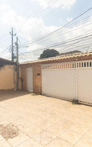 Casa à venda com 230m², 5 quartos e 6 vagas Casa à venda com 230m², 5 quartos e 6 vagasQuintal