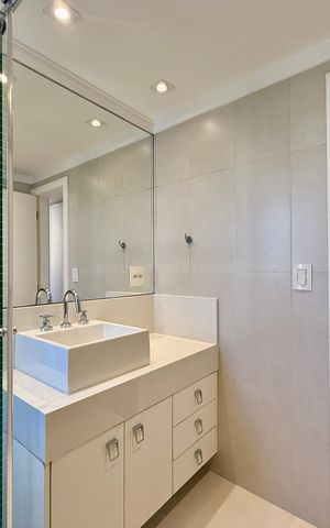 Apartamento à venda com 215m², 3 quartos e 2 vagas Apartamento à venda com 215m², 3 quartos e 2 vagasBanho Suíte