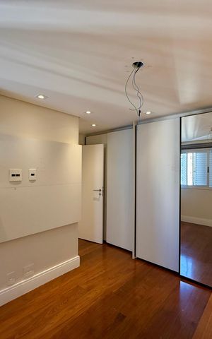Apartamento à venda com 215m², 3 quartos e 2 vagas Apartamento à venda com 215m², 3 quartos e 2 vagasSuíte