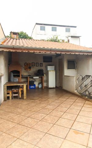 Casa à venda com 230m², 3 quartos e 2 vagas Casa à venda com 230m², 3 quartos e 2 vagasTerraço