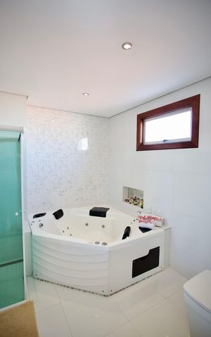 Casa para alugar com 500m², 4 quartos e 4 vagas Casa para alugar com 500m², 4 quartos e 4 vagasBanheiro da Suíte Master
