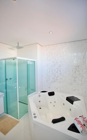 Casa para alugar com 500m², 4 quartos e 4 vagas Casa para alugar com 500m², 4 quartos e 4 vagasBanheiro da Suíte Master