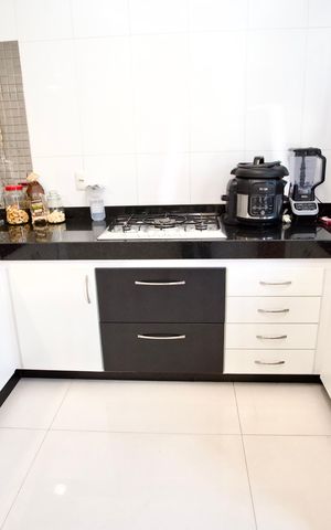 Casa para alugar com 500m², 4 quartos e 4 vagas Casa para alugar com 500m², 4 quartos e 4 vagasCozinha e Área de Serviço