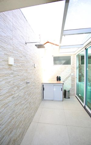 Casa para alugar com 500m², 4 quartos e 4 vagas Casa para alugar com 500m², 4 quartos e 4 vagasCozinha e Área de Serviço